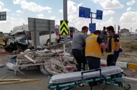 K­o­n­y­a­’­d­a­ ­m­i­n­i­b­ü­s­ ­i­l­e­ ­t­ı­r­ ­ç­a­r­p­ı­ş­t­ı­:­ ­6­ ­ö­l­ü­